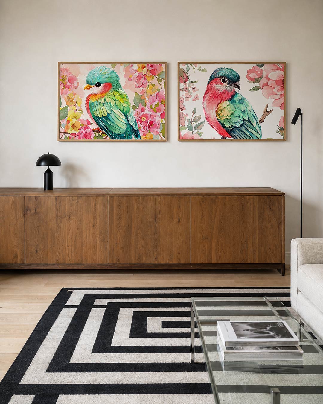 Tweedelige posterset met een levendige vogel met turquoise en groene veren, getoond in een interieur