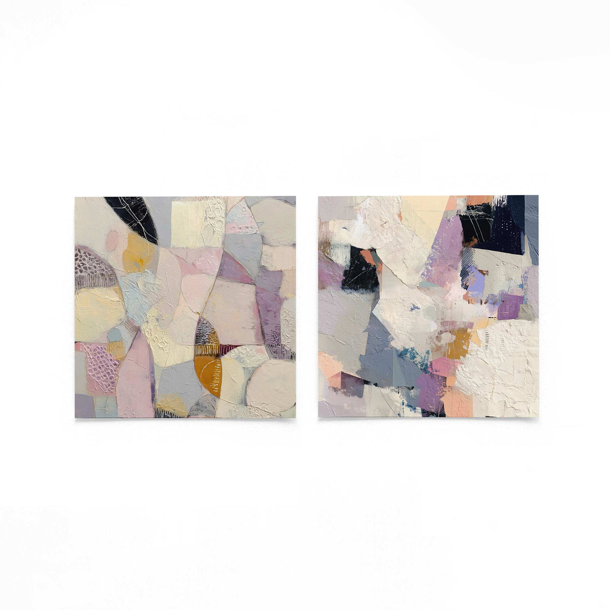 Twee vierkante posters met kleurvlakken en textuur op een gebroken witte achtergrond