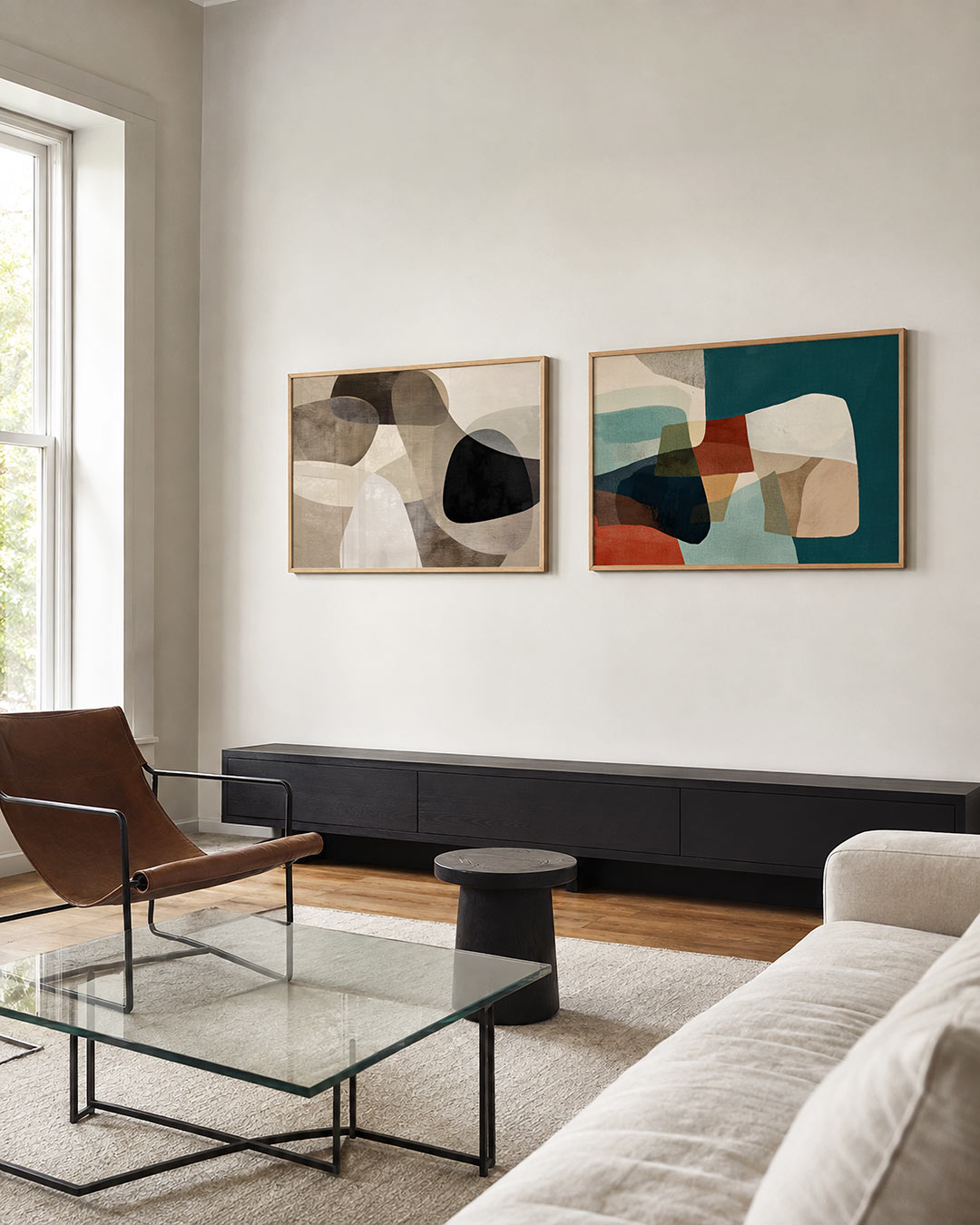 Twee liggende posters met zachte, overlappende vormen in aardetinten, aan de muur in een interieur