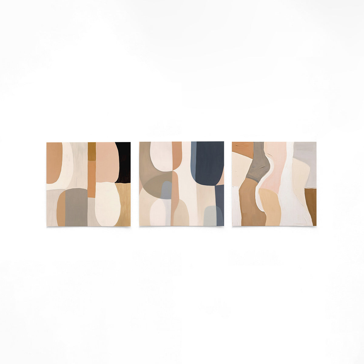 Drie vierkante posters met abstracte vormen op een gebroken witte achtergrond