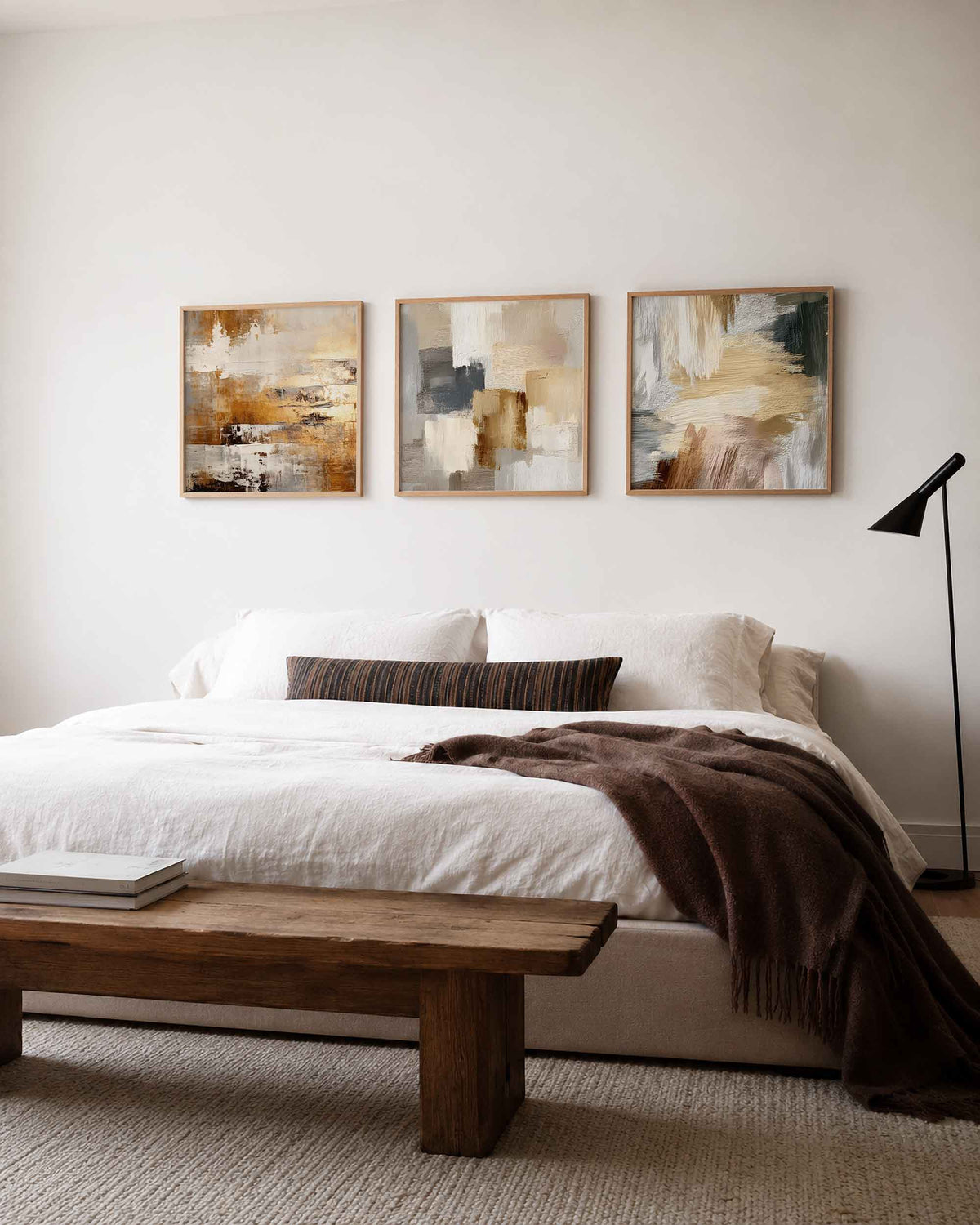 Interieurpresentatie van een driedelige vierkante posterset met abstracte aardetinten