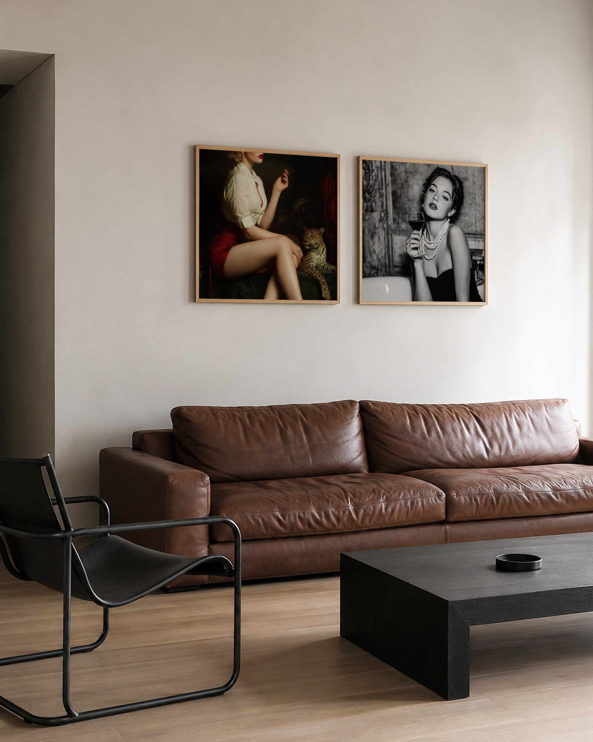 Interieurpresentatie van een tweedelige vierkante posterset met vrouwenportret