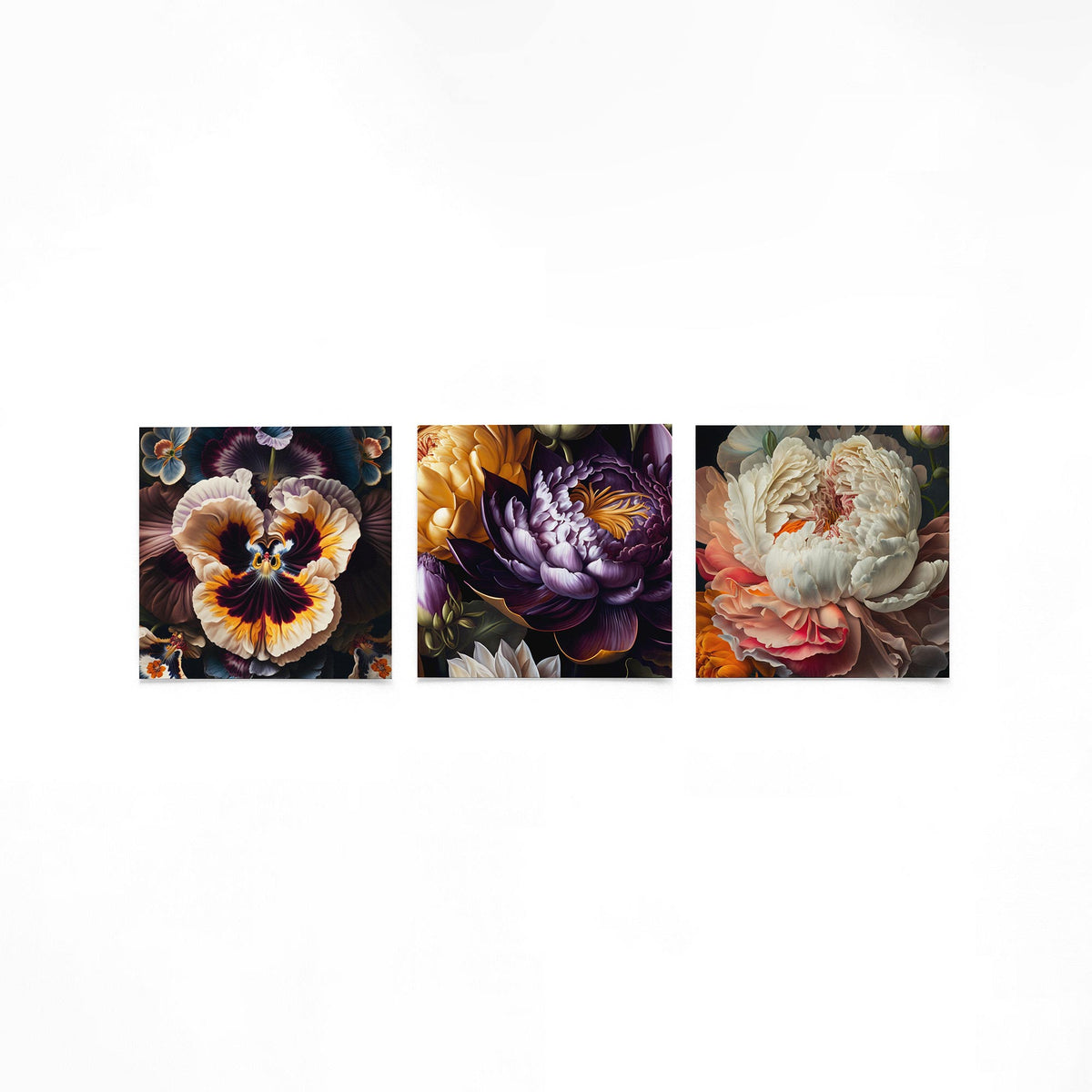Drie vierkante posters met grote bloemen op een gebroken witte achtergrond