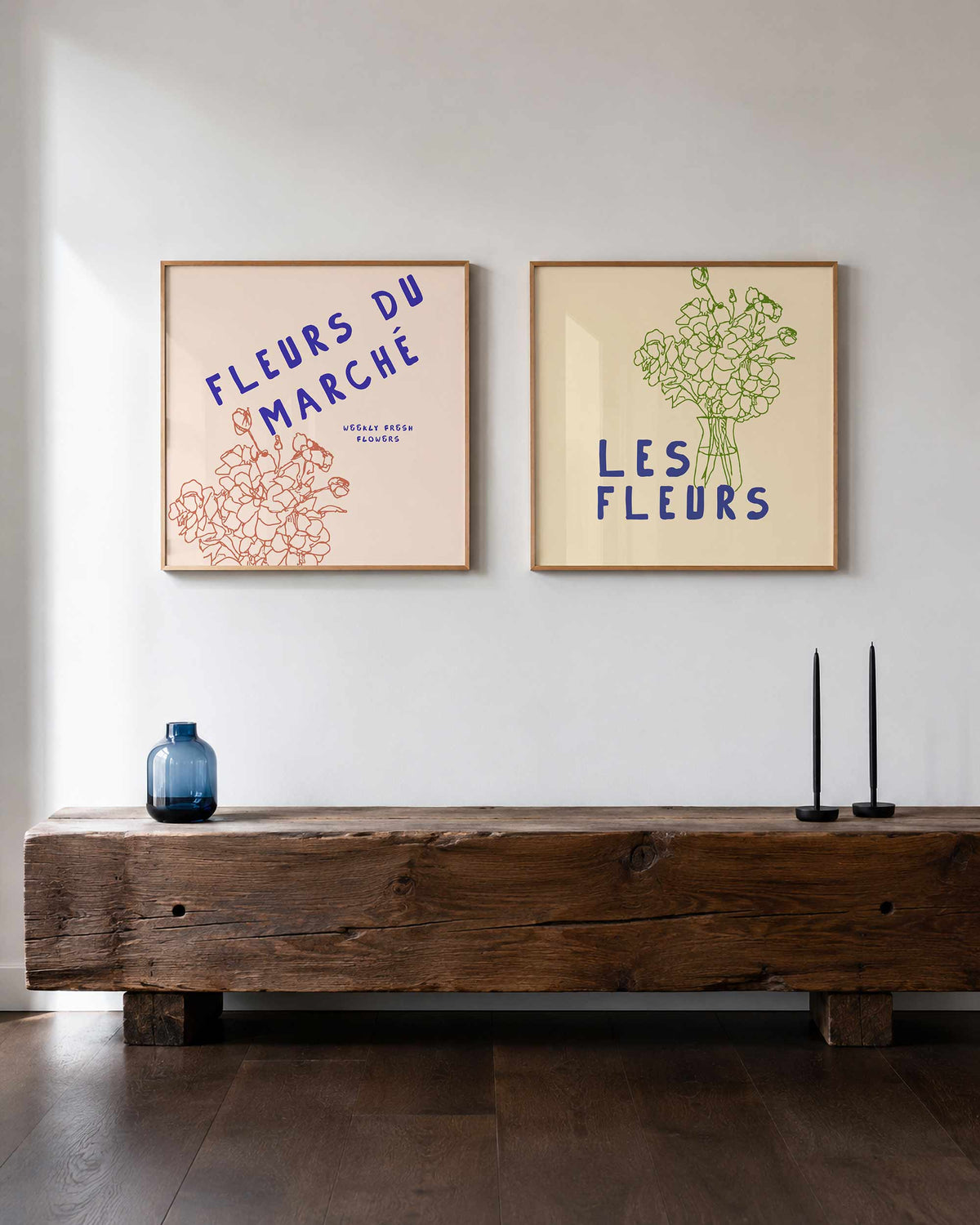 Interieurpresentatie van een tweedelige vierkante posterset met franse bloemen