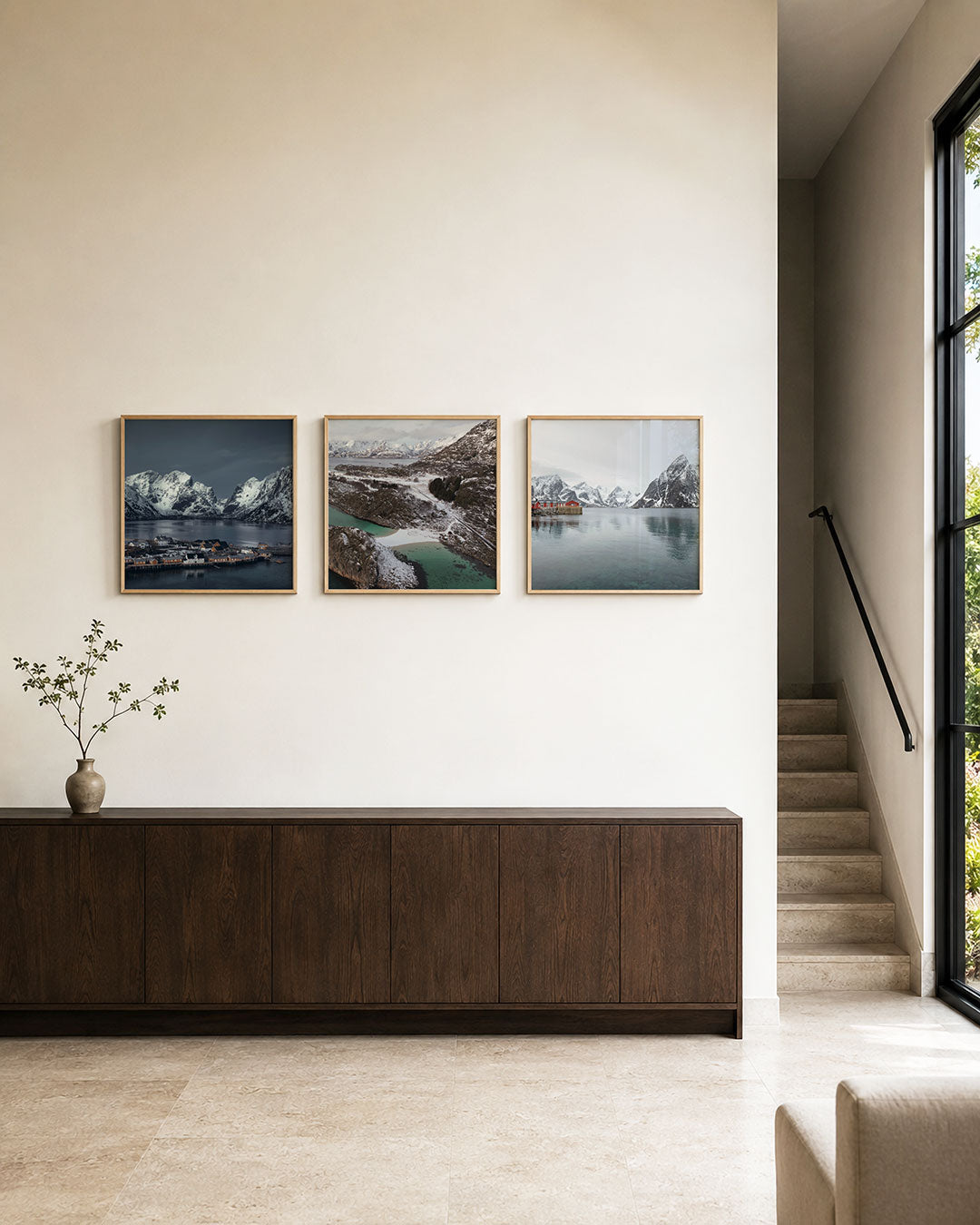 Interieur met vierkant fotografisch drieluik sneeuwbergen aan het fjord – Gerald Emming