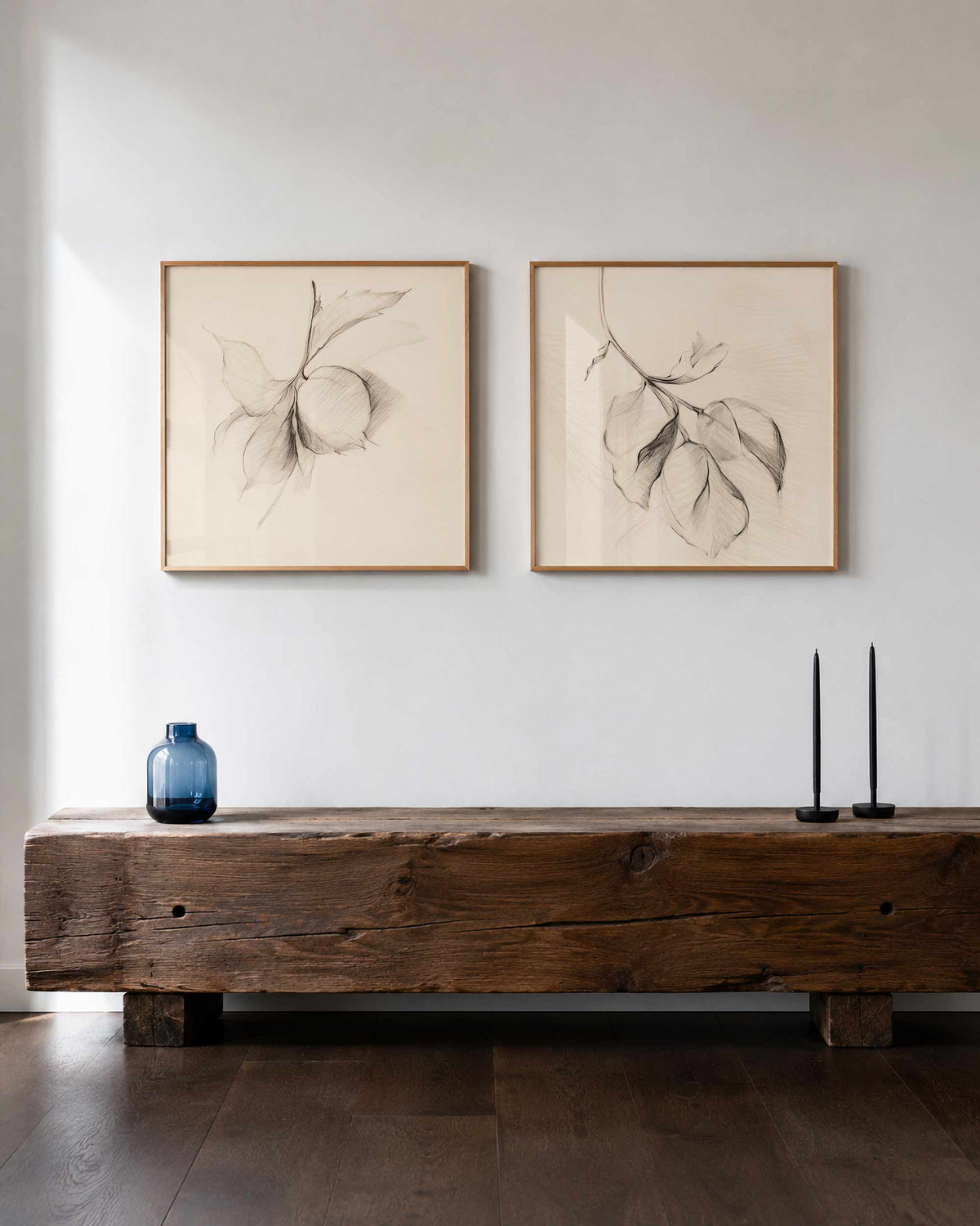 Interieurpresentatie van een tweedelige vierkante posterset met botanische bladschetsen