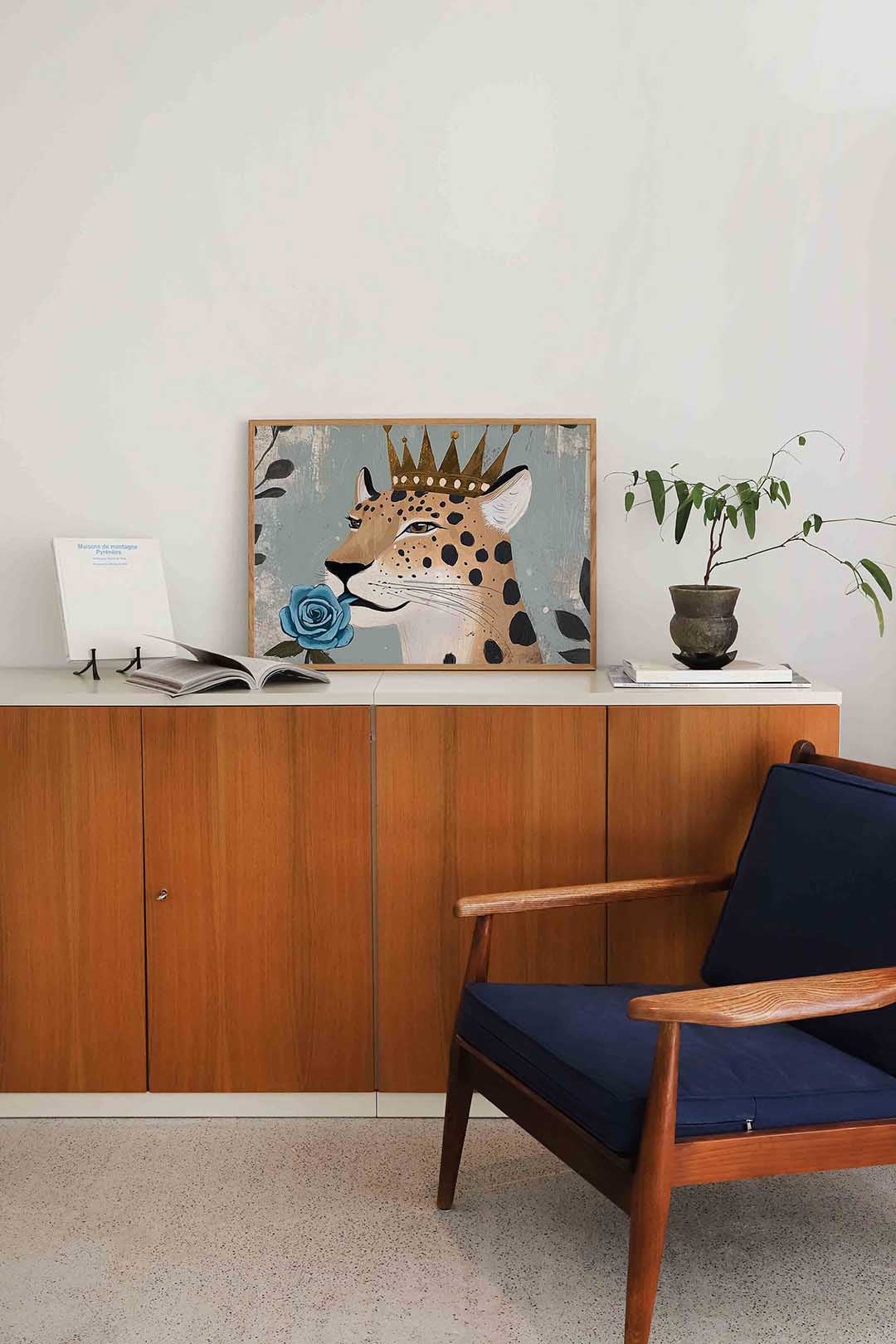 Luipaard met kroon en blauwe roos Poster