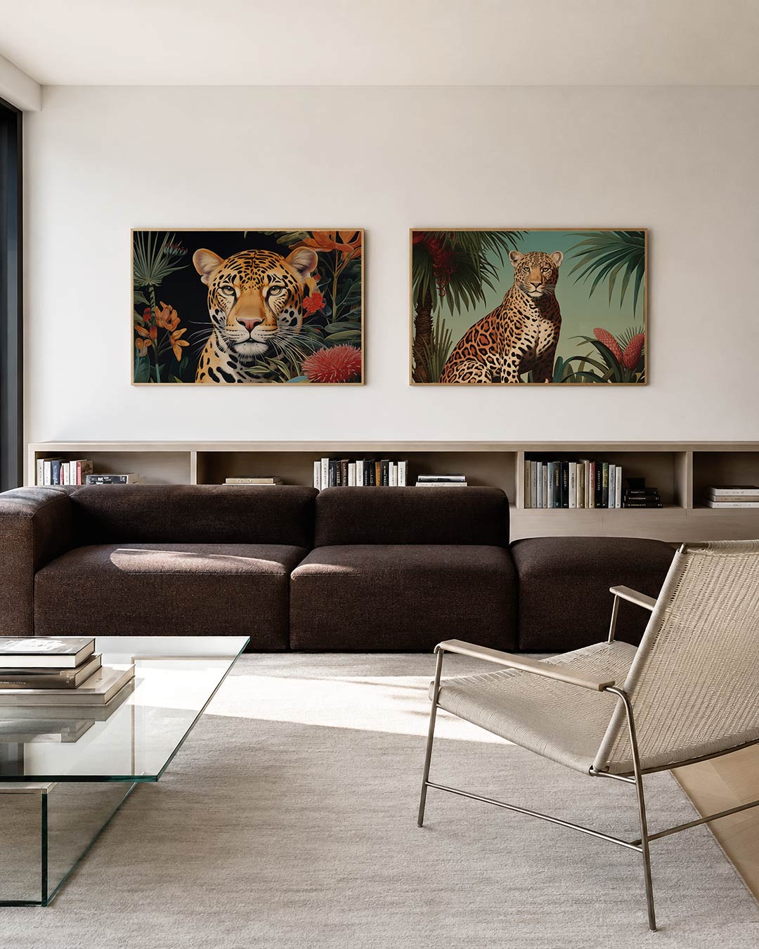 Tweedelige posterset met een katachtige tussen kleurrijke bloemen en bladeren, getoond in een interieur