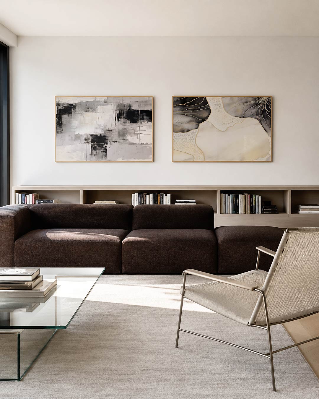 Twee liggende posters met een spel van grijstinten en zwart, aan de muur in een interieur