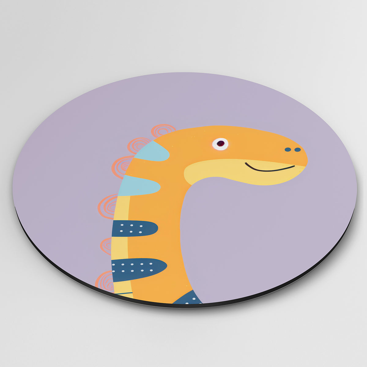 Oranje dinosaurus Muurcirkel – detailweergave – Een oranje dinosaurus met blauwe en gele accenten op een paarse achtergrond.