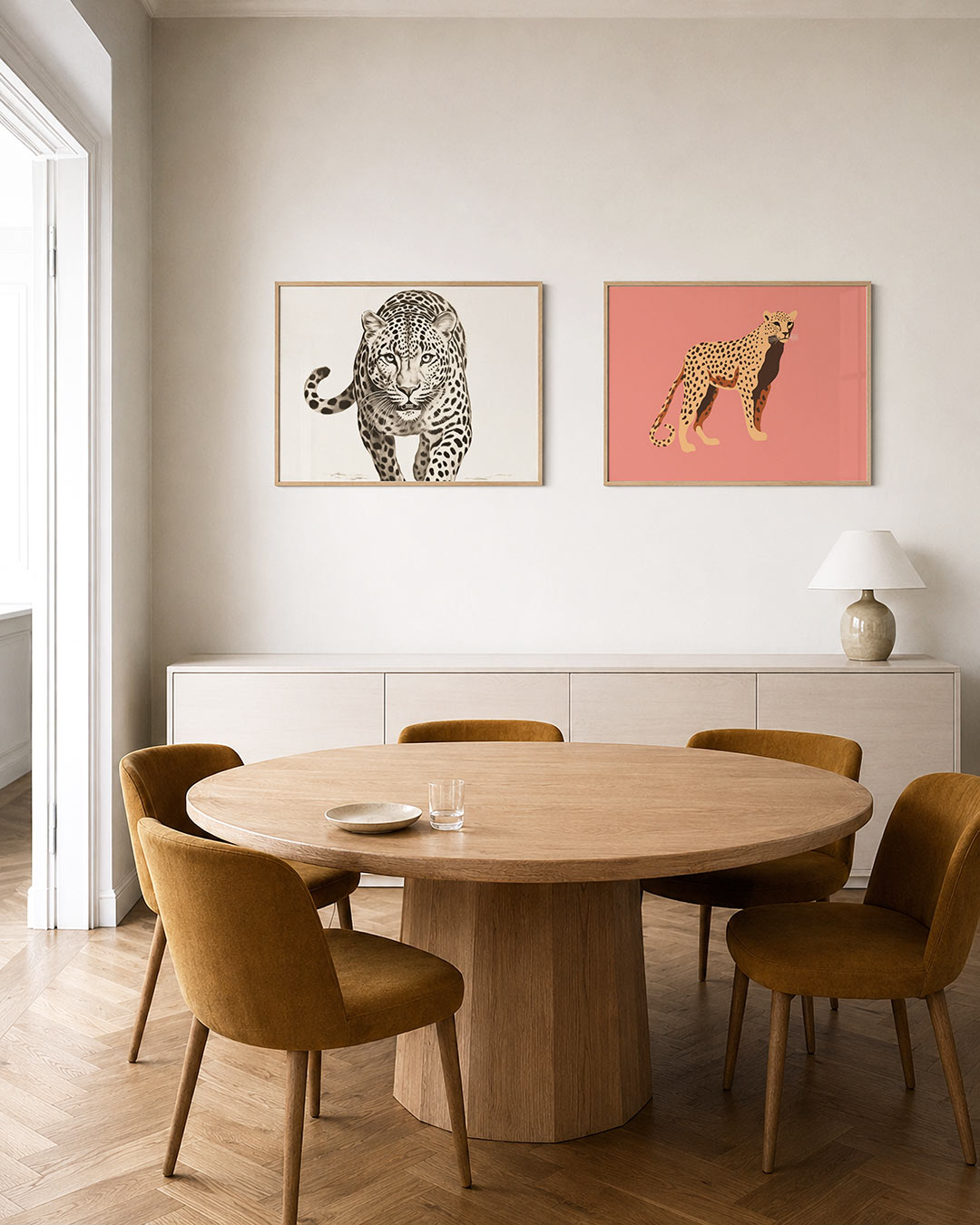 Interieurpresentatie van twee posters met een gedetailleerde tekening van een luipaard