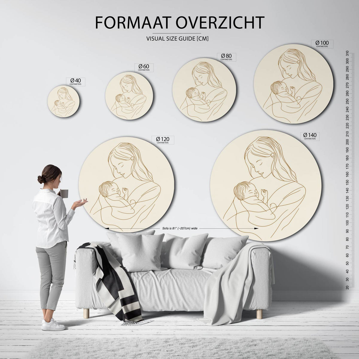 Moeder en kind Muurcirkel – extra productweergave – Een lijntekening van een moeder die een baby vasthoudt in zachte beige