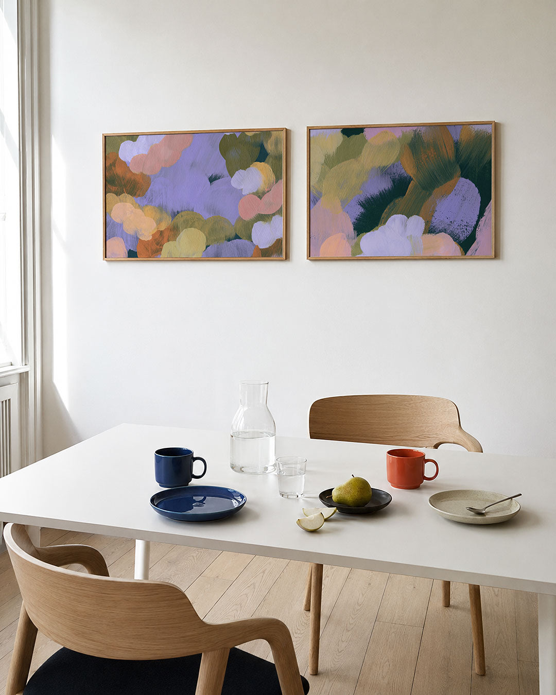 Interieurbeeld met twee liggende posters: ronde kleurvlakken in zachte tinten