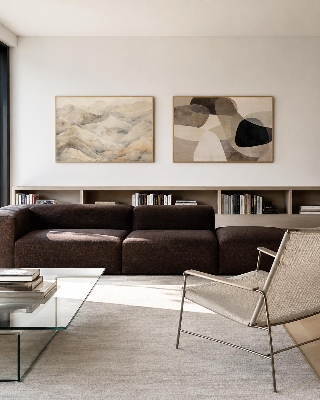 Tweedelige posterset met golvende bergvormen in zachte tinten, getoond in een interieur