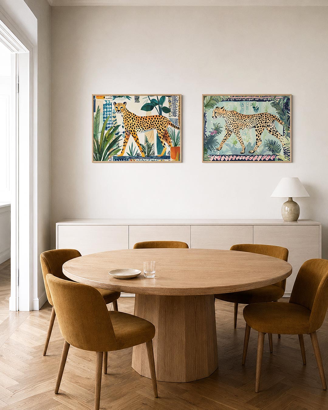 Twee liggende posters met een luipaard wandelt tussen groene bladeren en kleurrijke patronen, aan de muur in een interieur