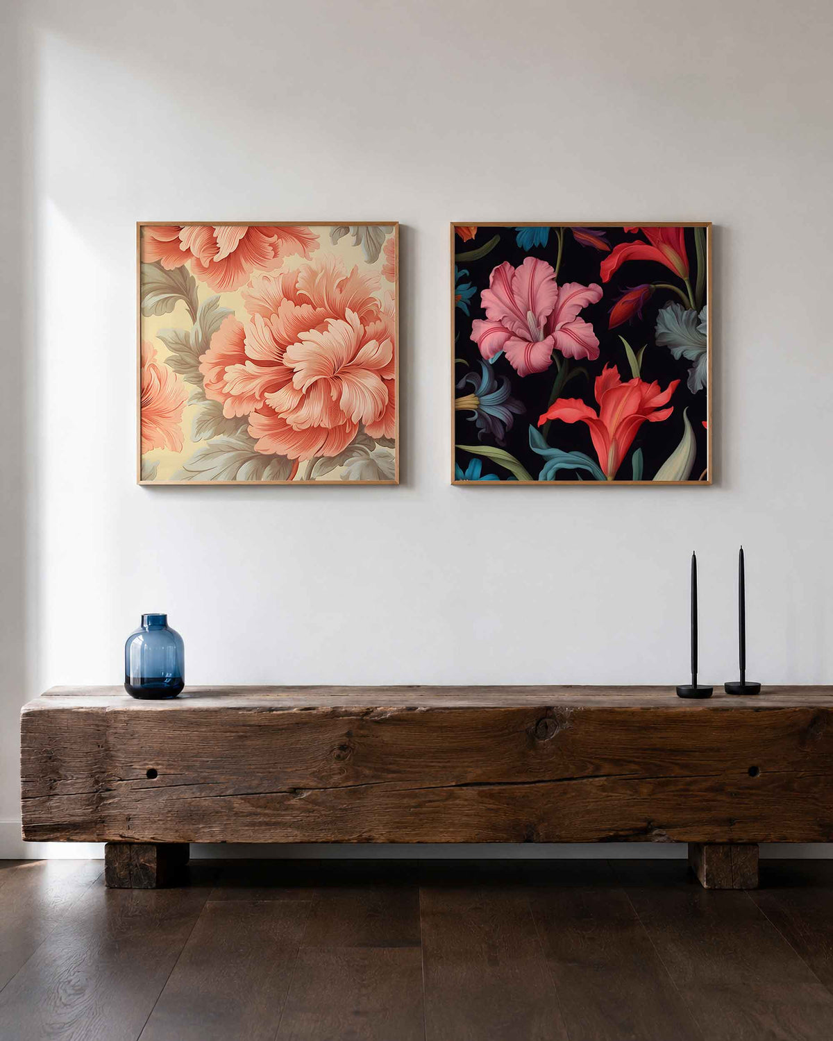 Interieurpresentatie van een tweedelige vierkante posterset met bloemen in koraal