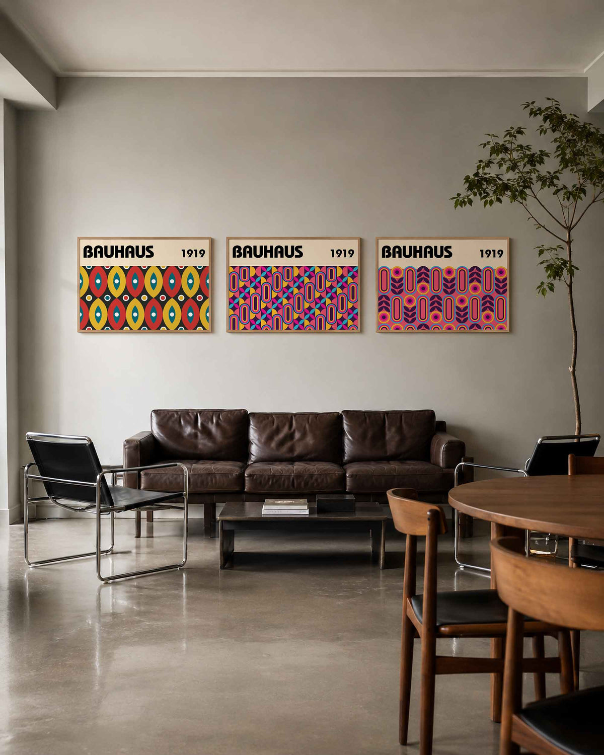Interieurmockup van drieluik landscape-posterset met okerbogen en koraalritme