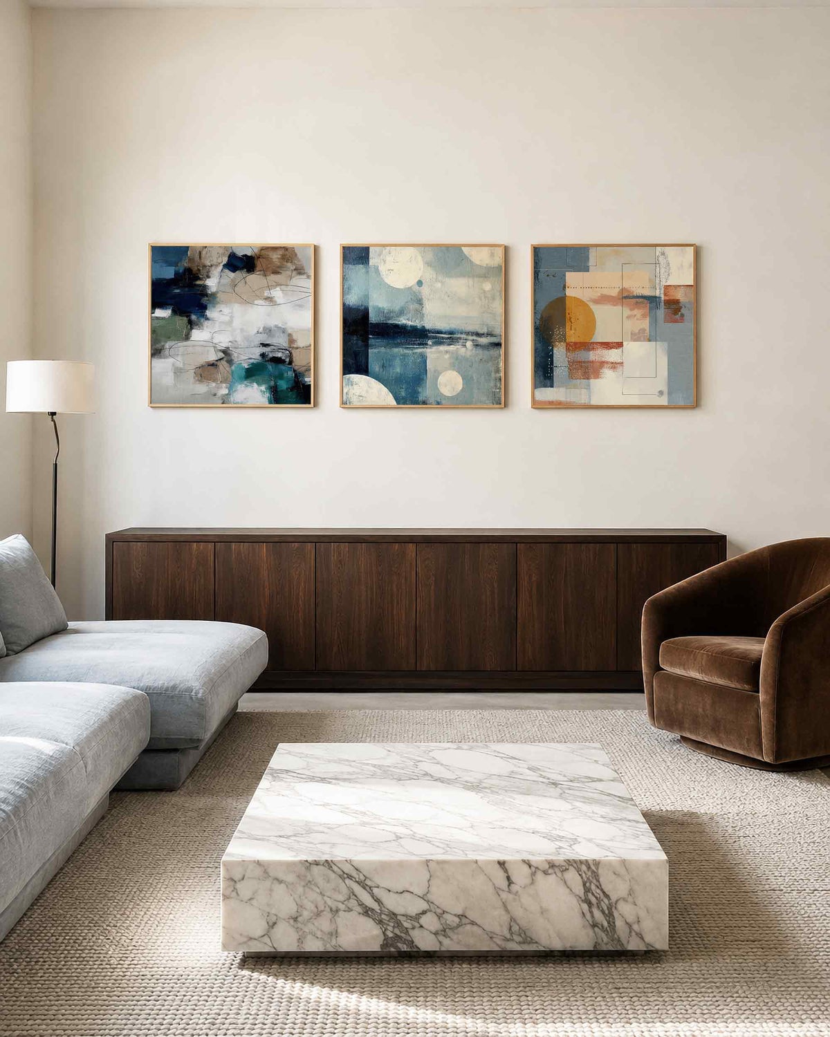 Interieurpresentatie van een driedelige vierkante posterset met abstracte vormen