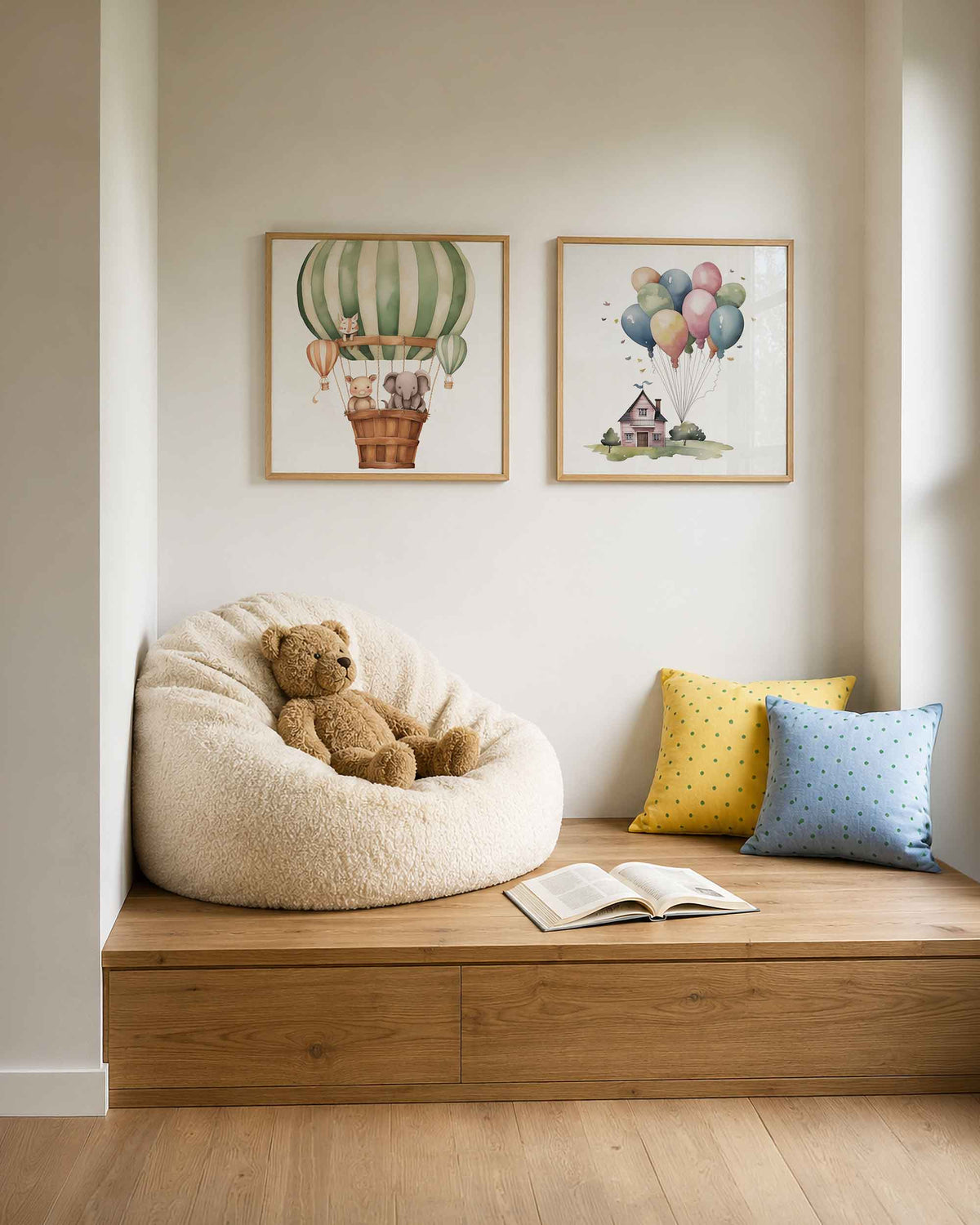 Interieurpresentatie van een tweedelige vierkante posterset met dieren en ballonnen