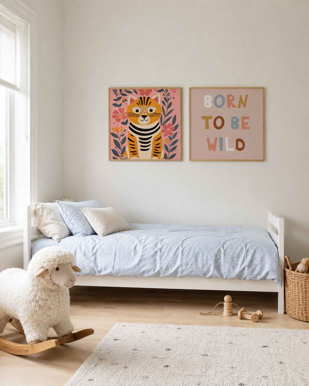 Interieurpresentatie van een tweedelige vierkante posterset met tijger en born to be wild