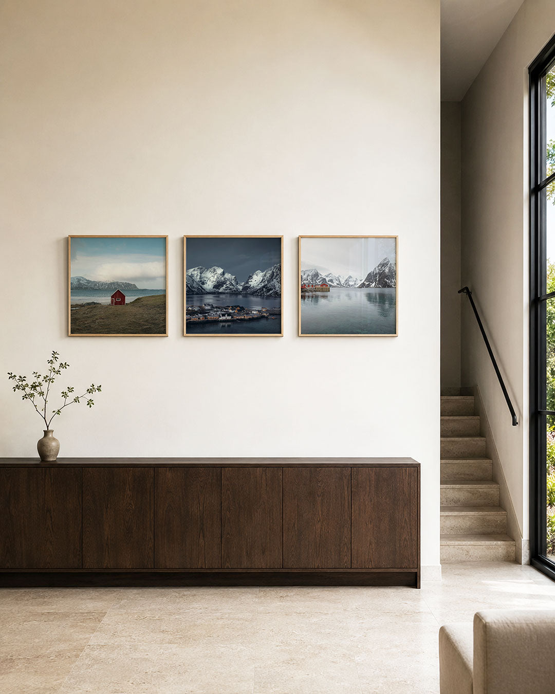 Interieur met vierkant fotografisch drieluik noordelijke fjordenstilte – Gerald Emming