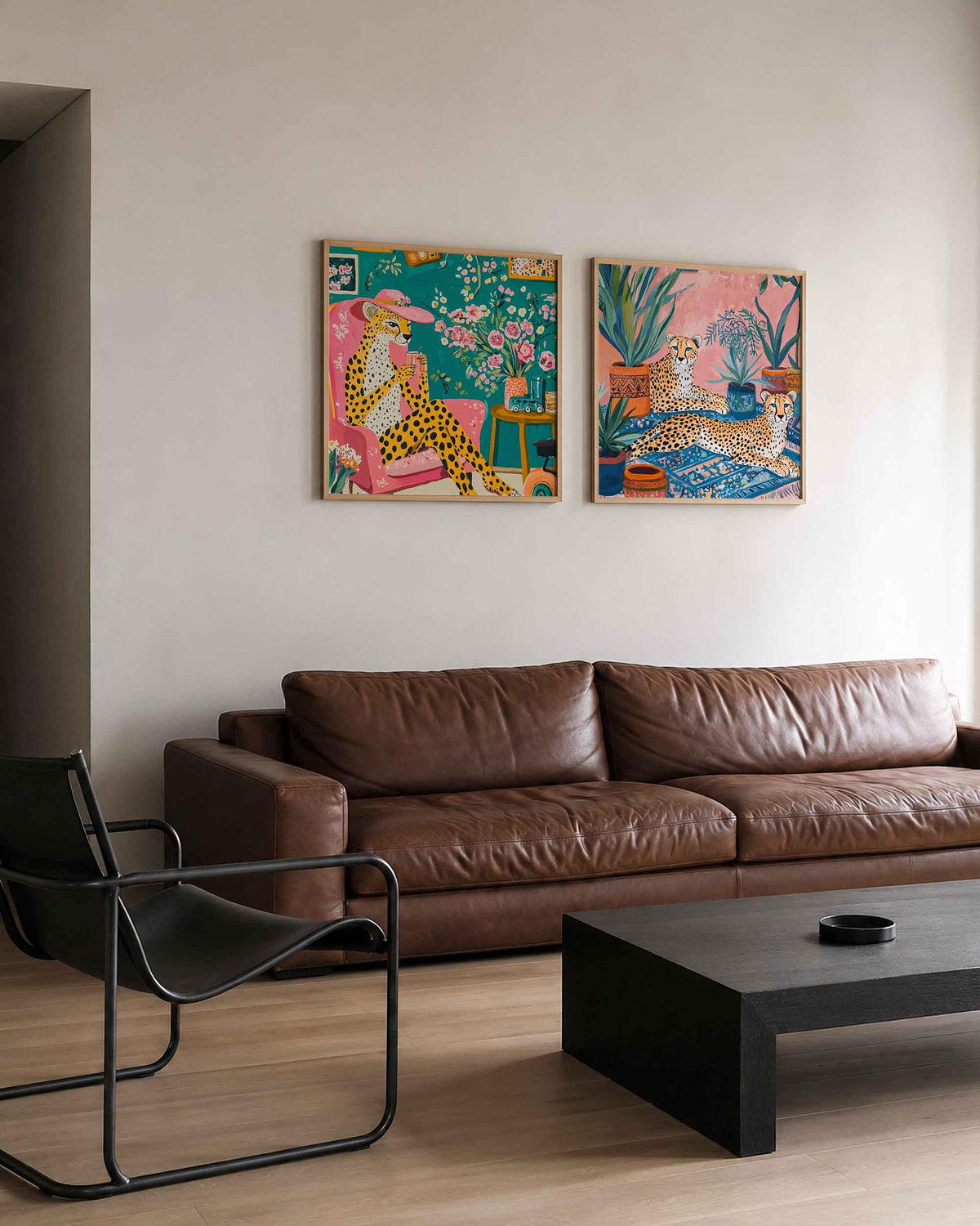 Interieurpresentatie van een tweedelige vierkante posterset met geparde en bloemen