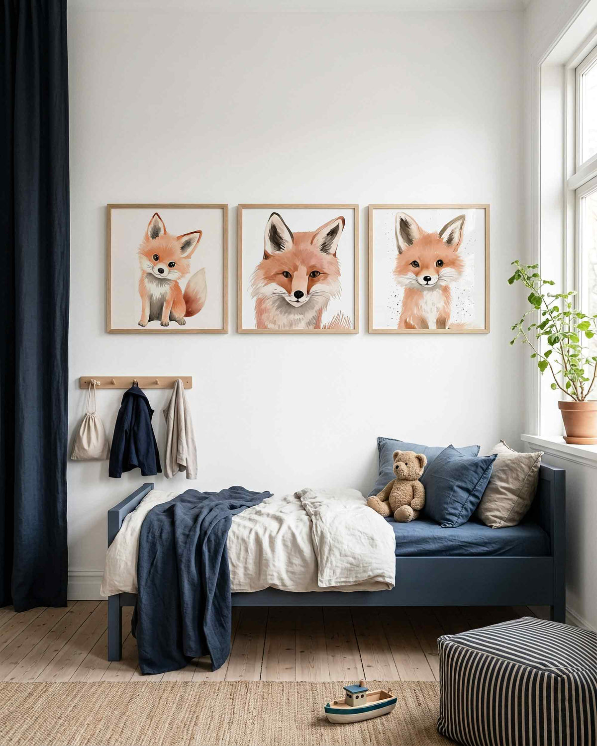 Interieurpresentatie van een driedelige vierkante posterset met vosjes illustraties