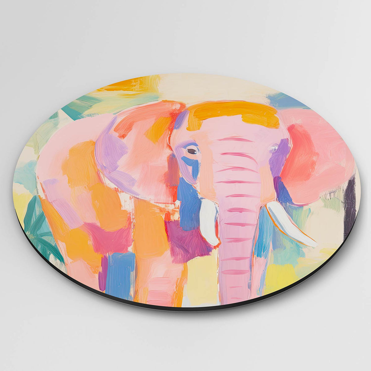 Roze olifant Muurcirkel – detailweergave – Een olifant in roze en oranje tinten met groene bladeren op de achtergrond.