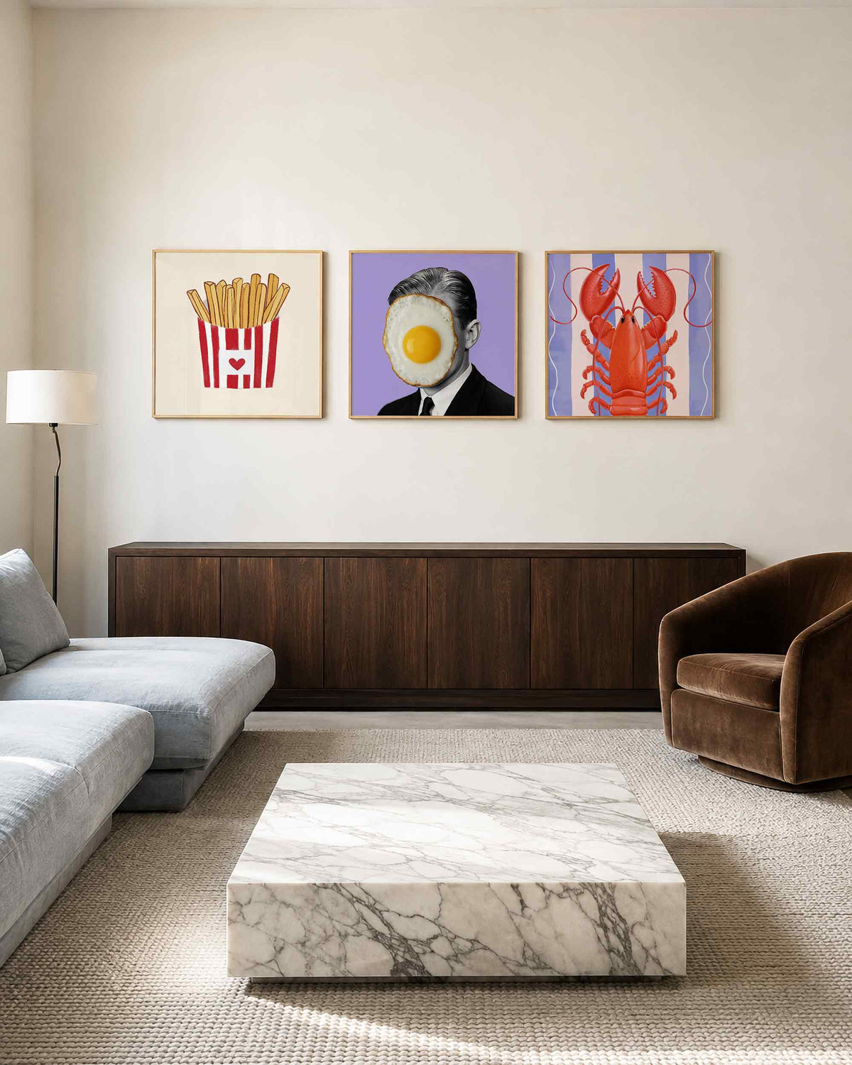Interieurpresentatie van een driedelige vierkante posterset met friet ei en kreeft