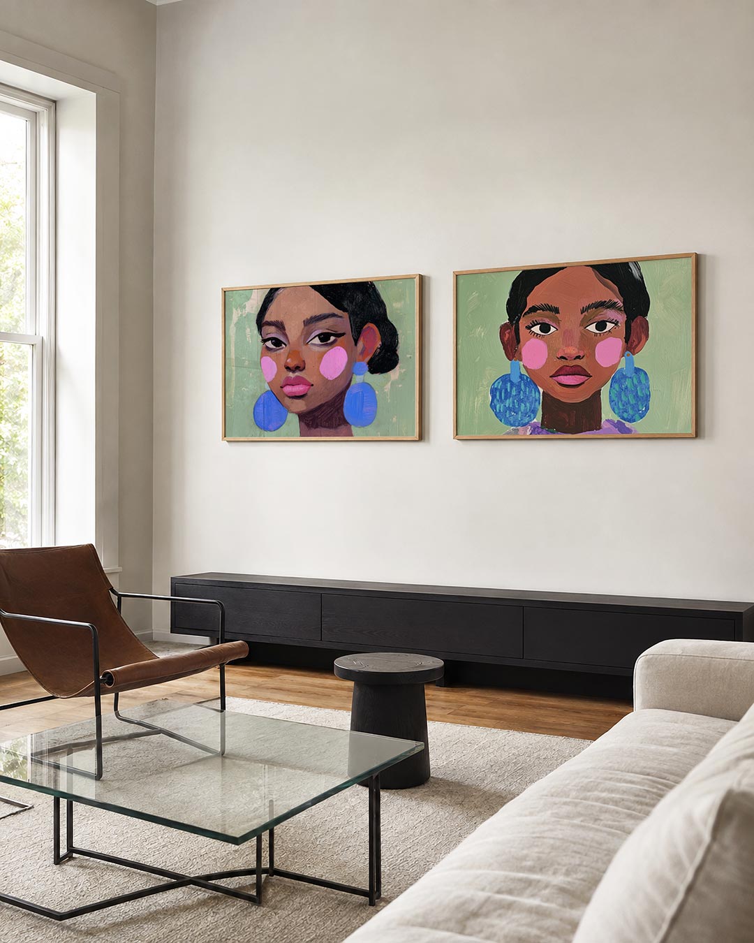 Twee liggende posters met donkere tinten en een rustige visuele opbouw, aan de muur in een interieur