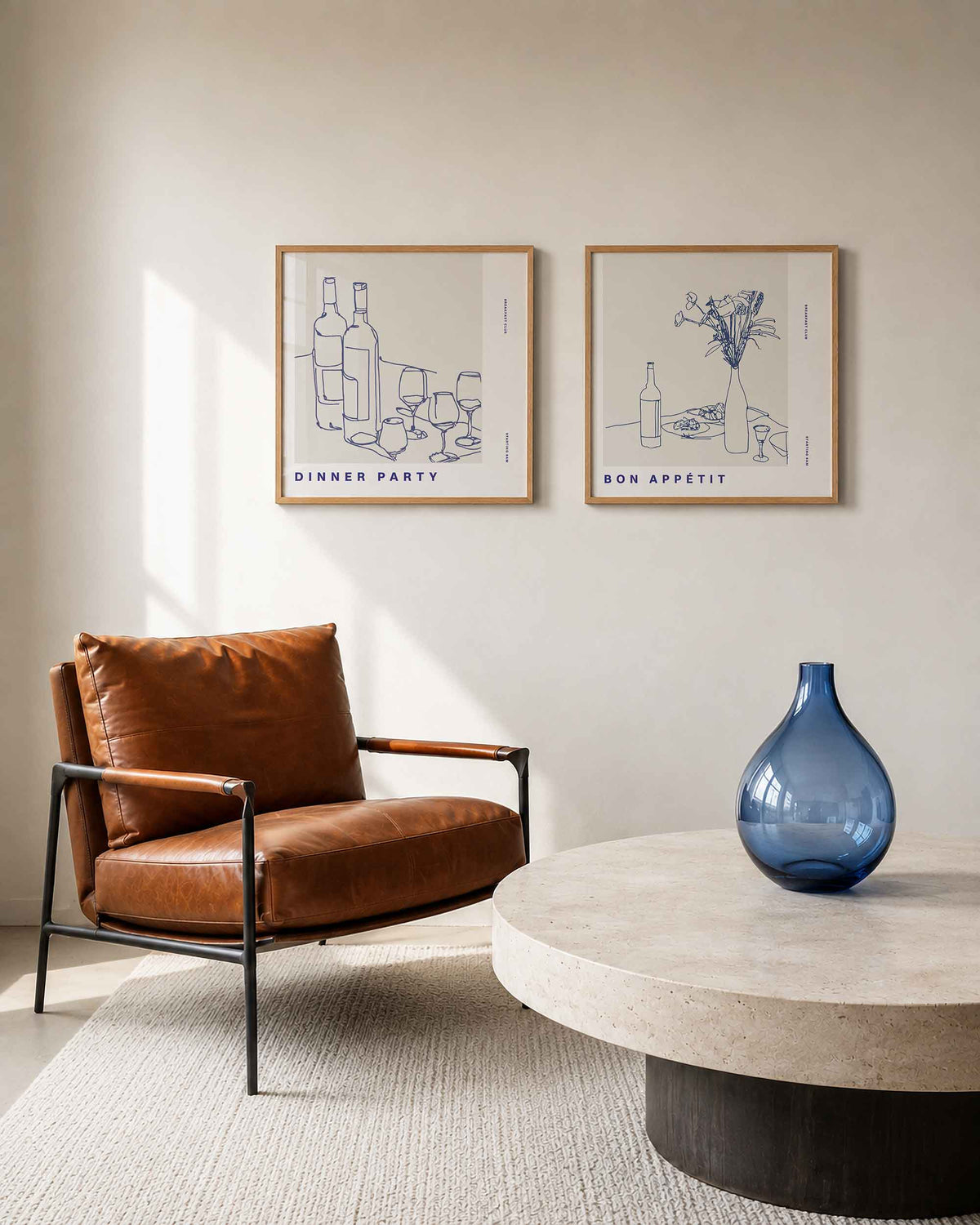 Interieurpresentatie van een tweedelige vierkante posterset met wijnflessen en diner