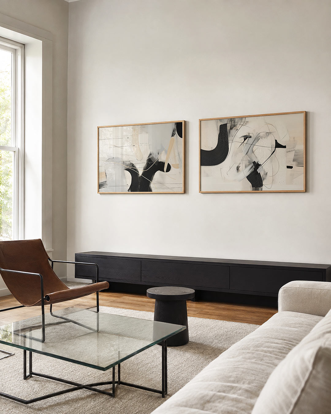 Twee liggende posters met een spel van vloeiende lijnen en zachte kleurvlakken, aan de muur in een interieur