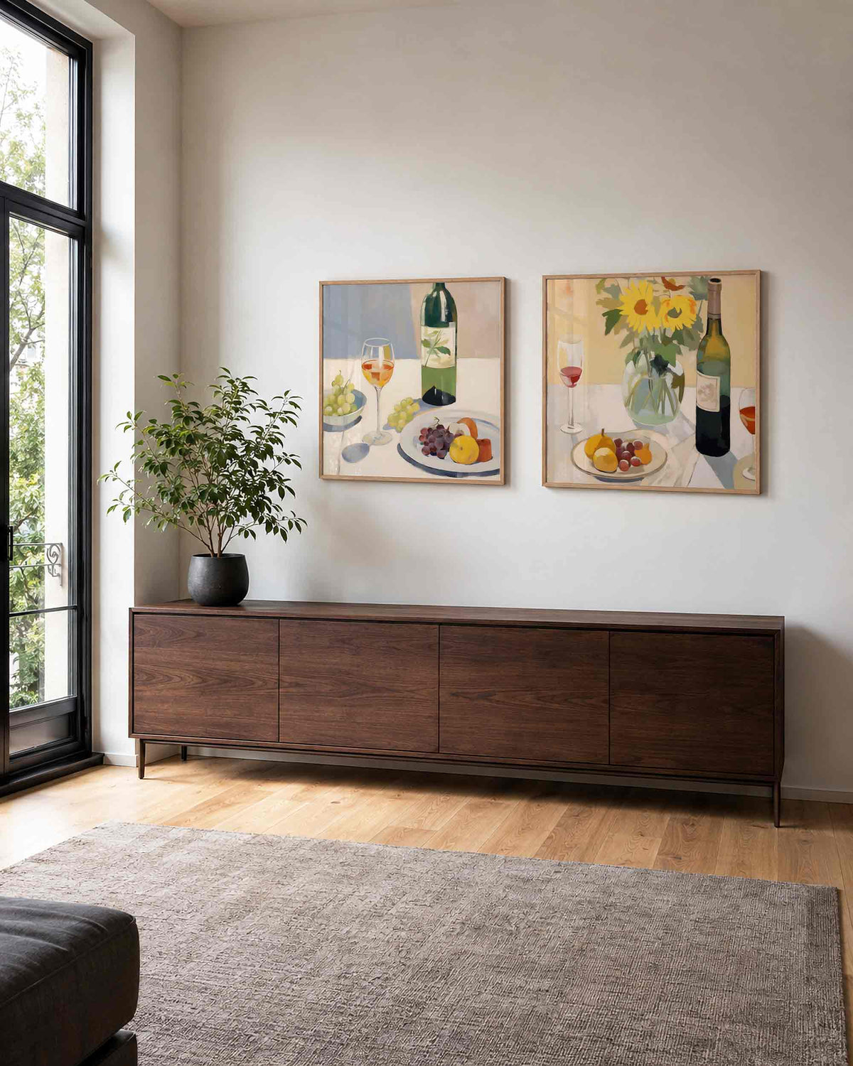 Interieurpresentatie van een tweedelige vierkante posterset met wijn en zonnebloemen