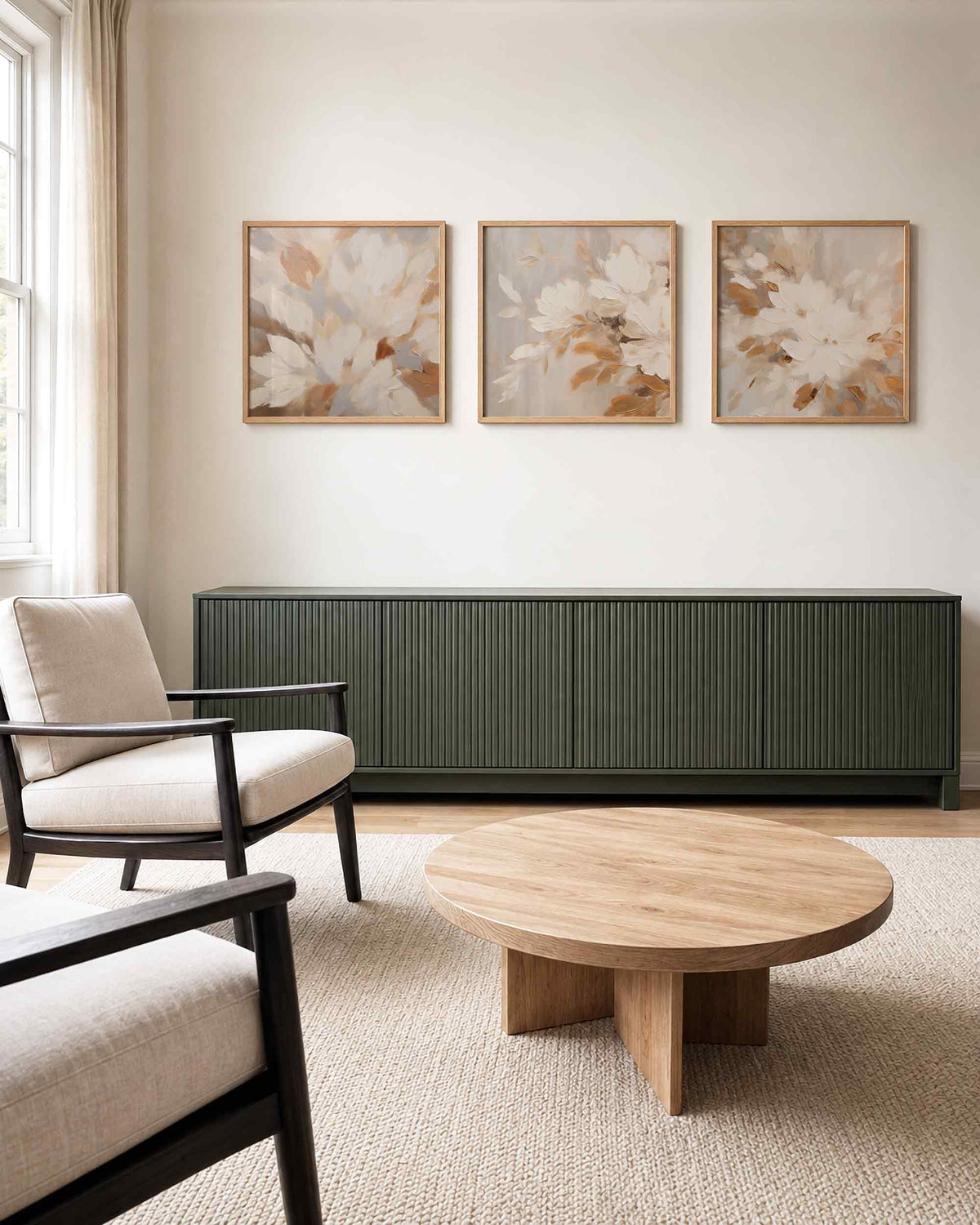Interieurpresentatie van een driedelige vierkante posterset met abstracte bloemen