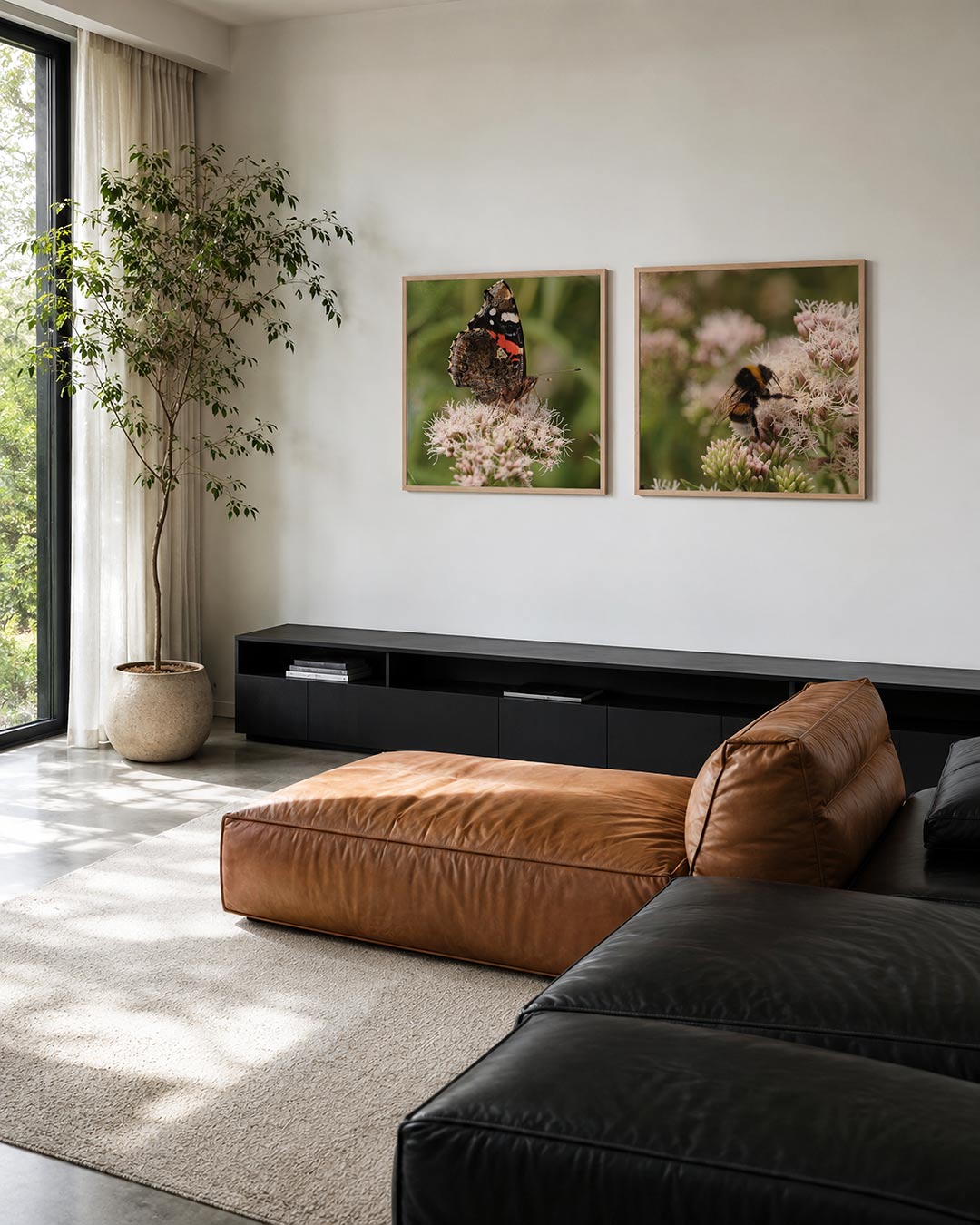 Interieur met vierkant fotografisch tweeluik vlinder en hommelbloesem – Gerald Emming