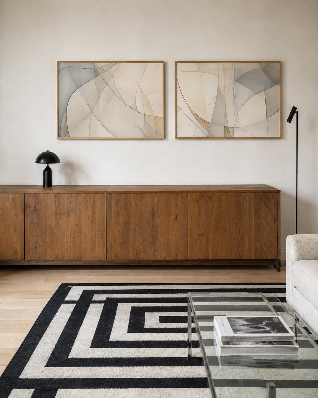 Tweedelige posterset met een spel van zachte, vloeiende lijnen en fijne kleurvlakken in beige, getoond in een interieur