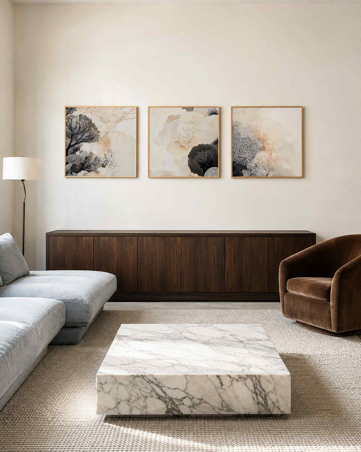 Interieurpresentatie van een driedelige vierkante posterset met abstracte koraalstructuren