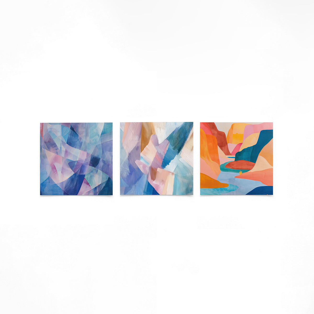 Drie vierkante posters met abstracte kleuren op een gebroken witte achtergrond