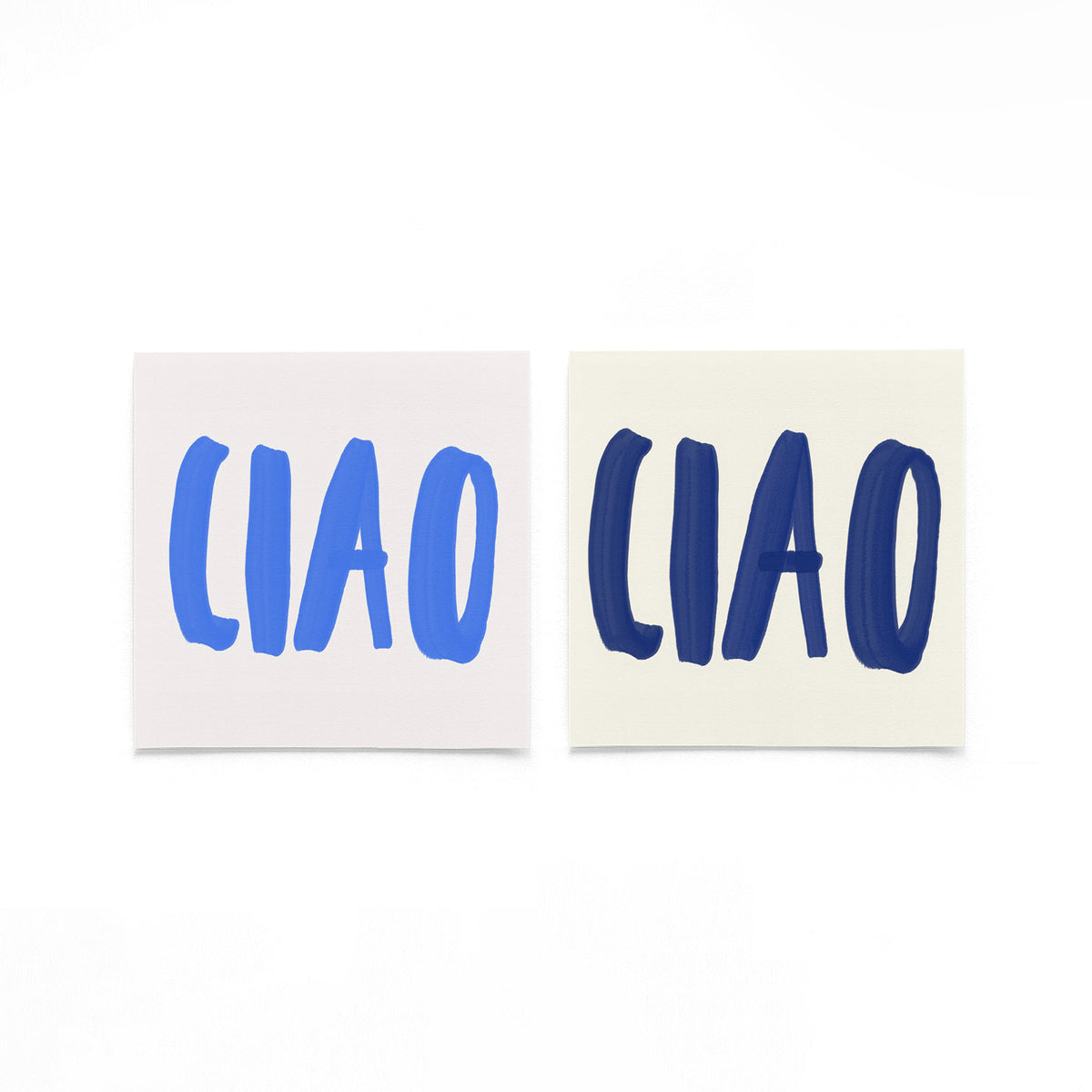 Twee vierkante posters met blauwe ciao op een gebroken witte achtergrond
