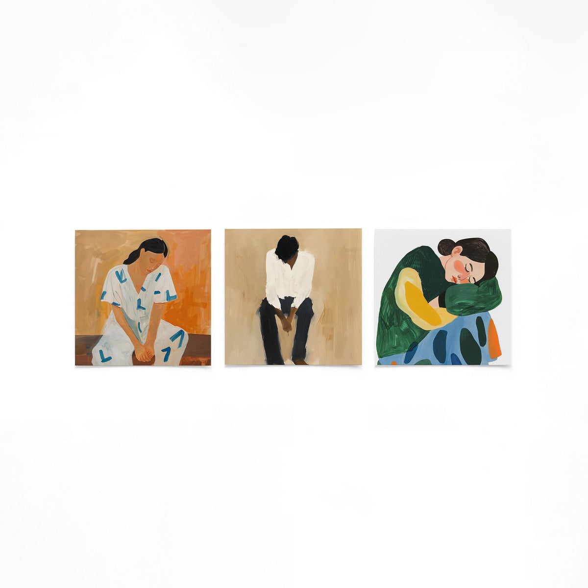 Drie vierkante posters met rustende figuren op een gebroken witte achtergrond