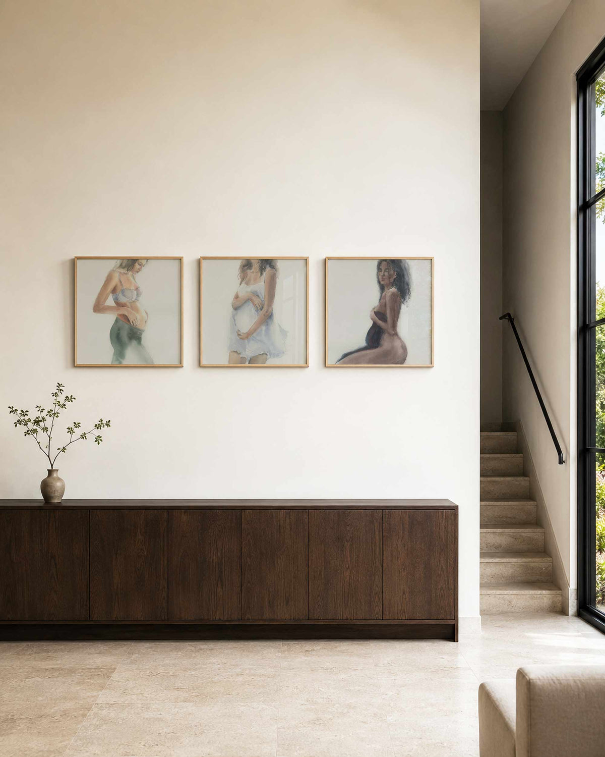 Interieurpresentatie van een driedelige vierkante posterset met vrouwelijke figuren