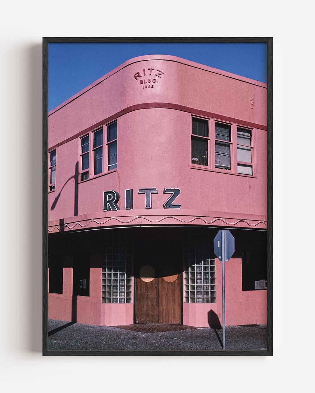 Retro Roze Ritz Gebouw Poster-WallArtistic