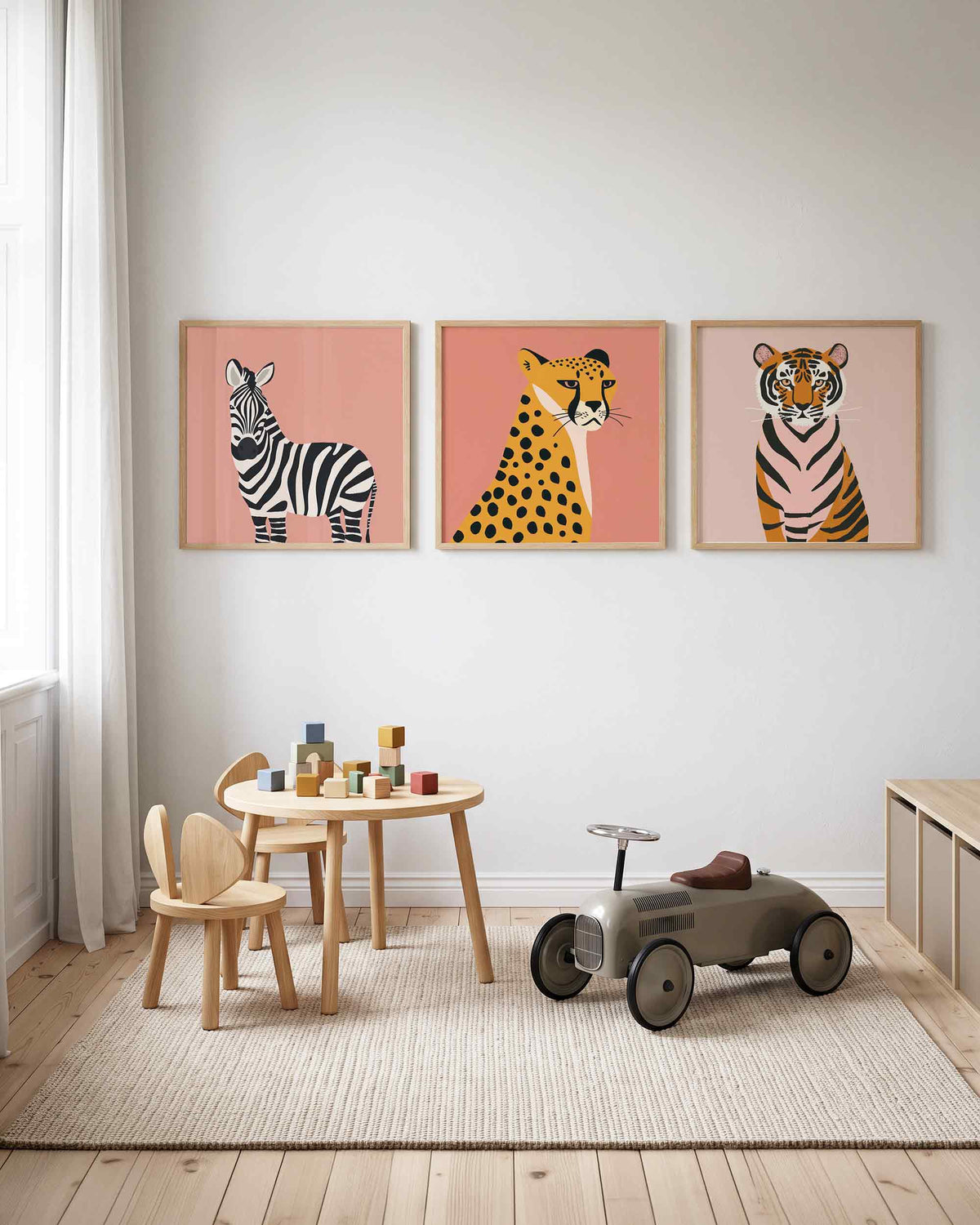 Interieurpresentatie van een driedelige vierkante posterset met zebra jachtluipaard tijger