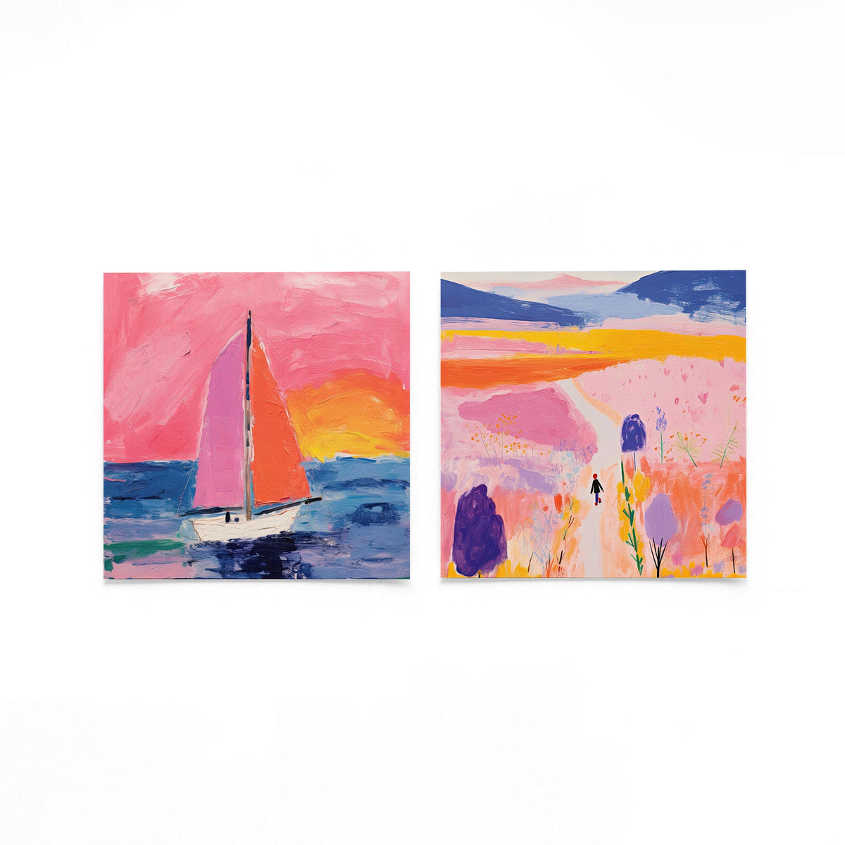 Twee vierkante posters met zeilboot en landschap op een gebroken witte achtergrond