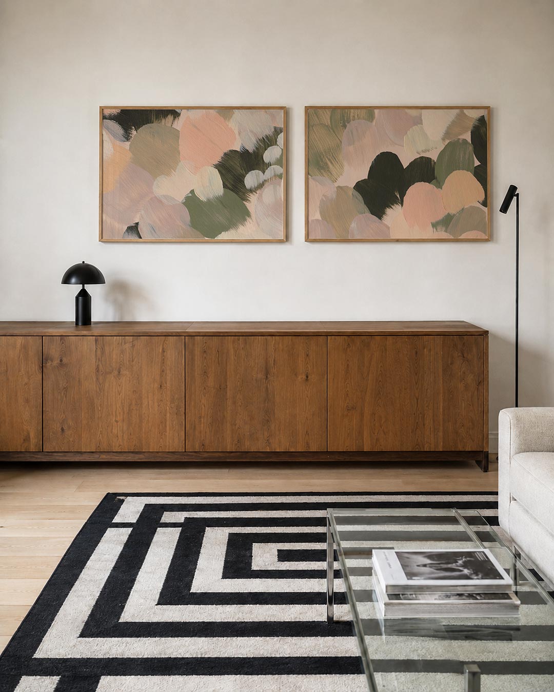 Interieurbeeld met twee liggende posters: zachte, ronde kleurvlakken in pastelkleuren