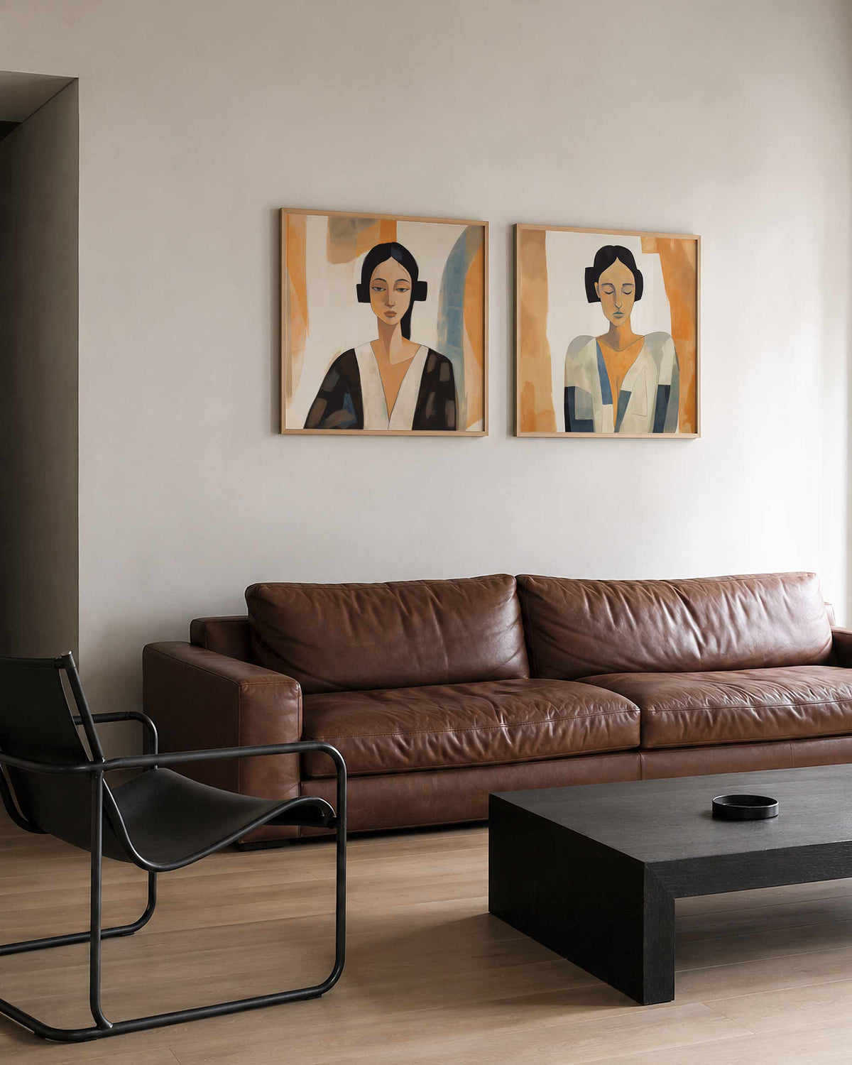 Interieurpresentatie van een tweedelige vierkante posterset met portretten van vrouwen