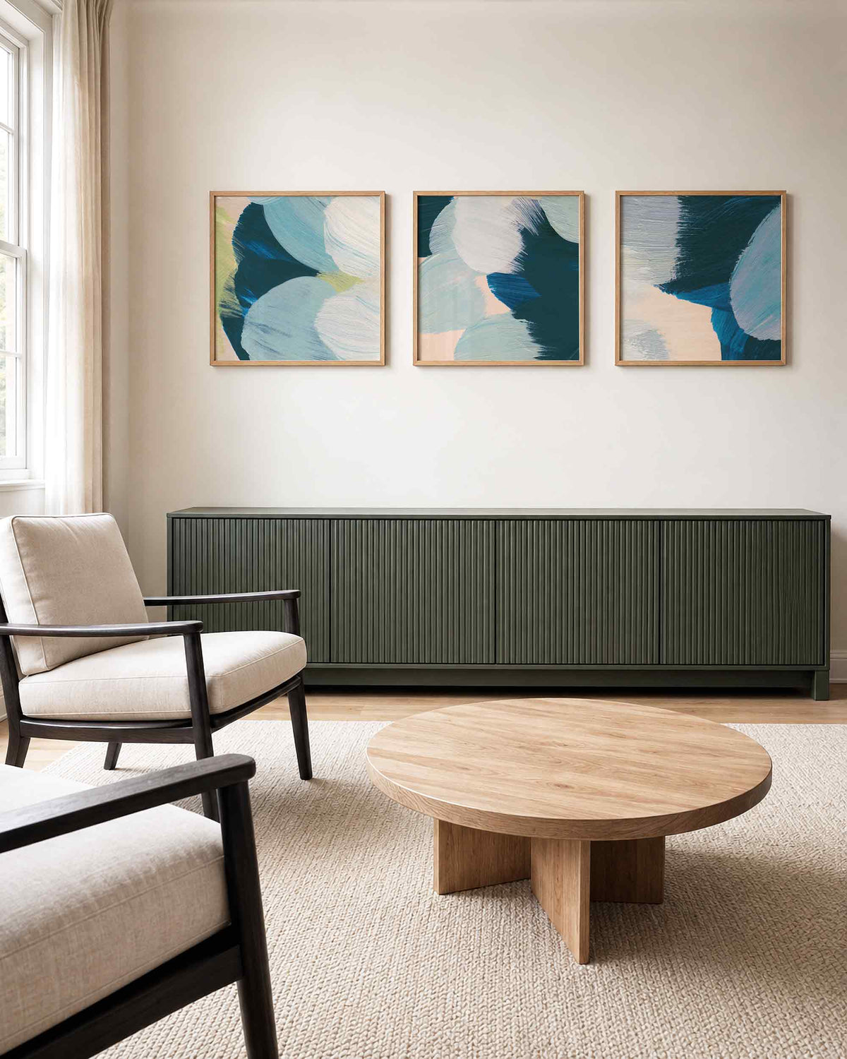 Interieurpresentatie van een driedelige vierkante posterset met abstracte blauwe vormen