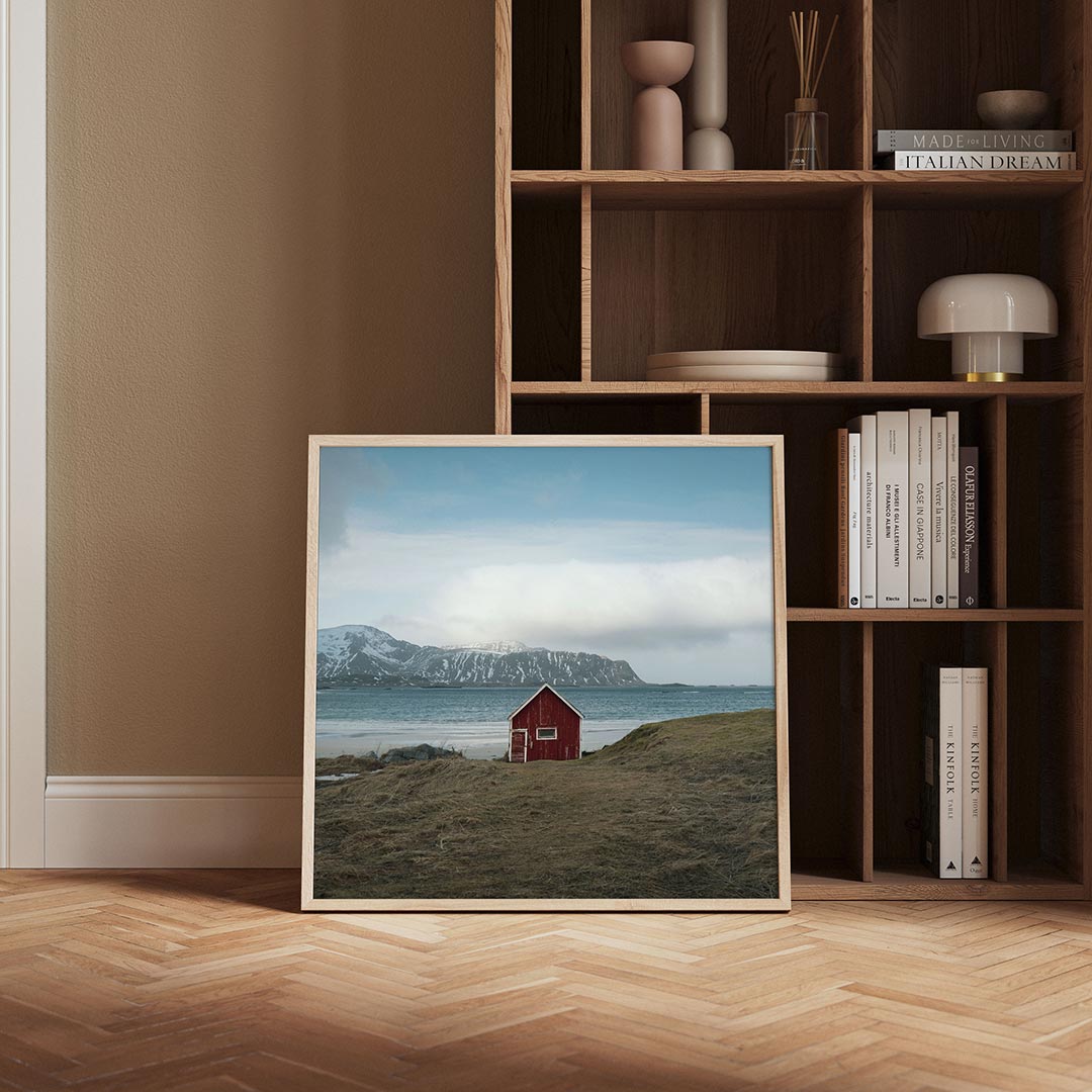 Rood huisje aan zee Poster
