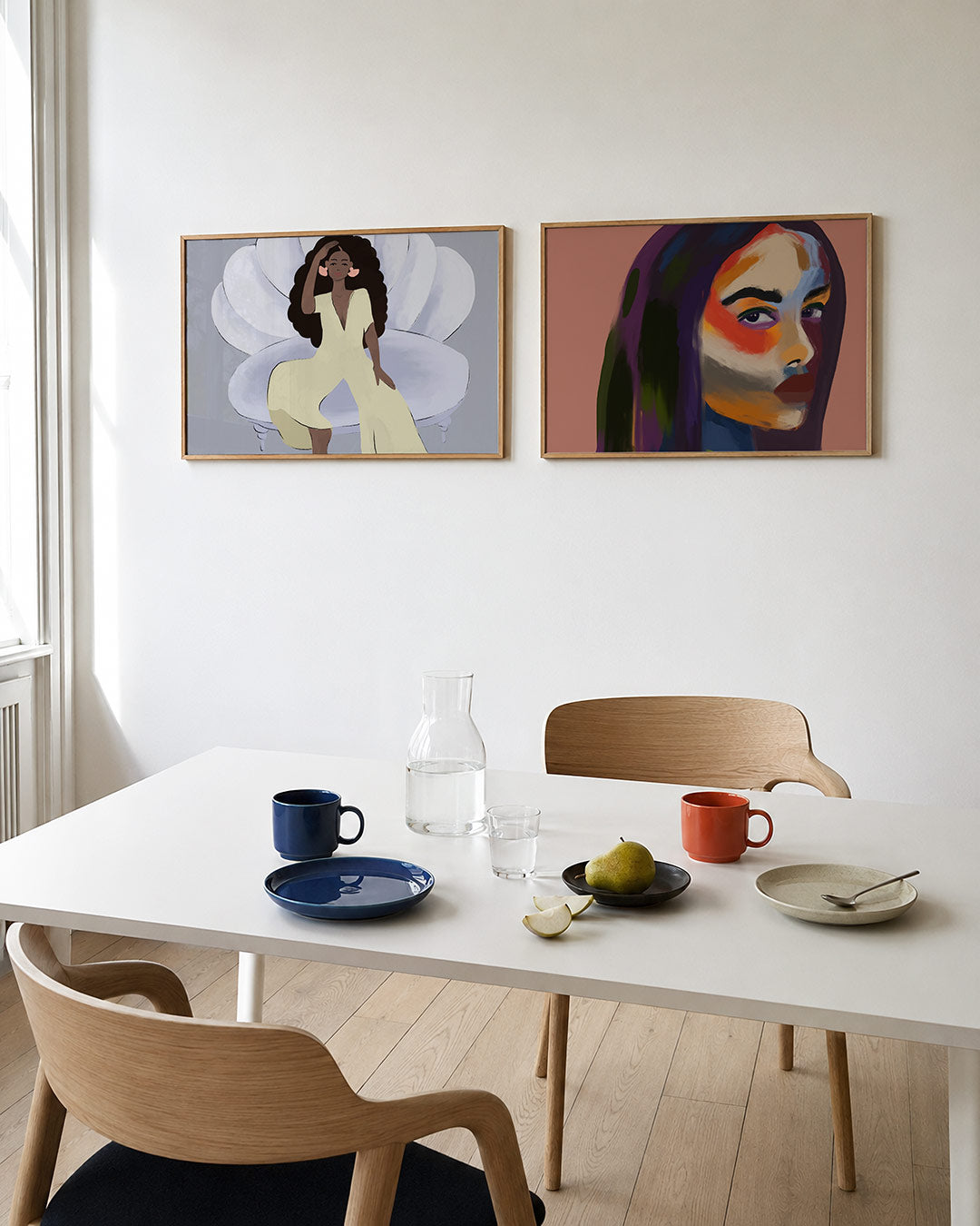 Tweedelige posterset met een vrouw in een vloeiende, lichtgele jurk op een schelpvormige stoel, getoond in een interieur