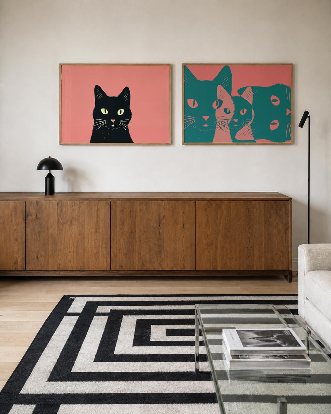 Tweedelige posterset met een zwarte kat met heldere ogen tegen een roze achtergrond, getoond in een interieur